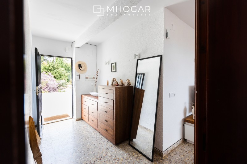 Venta - Oportunidad de inversión, Villa mediterránea frente a Cala Baladrar con apartamentos independientes y local comercial, Benissa, Costa Blanca!